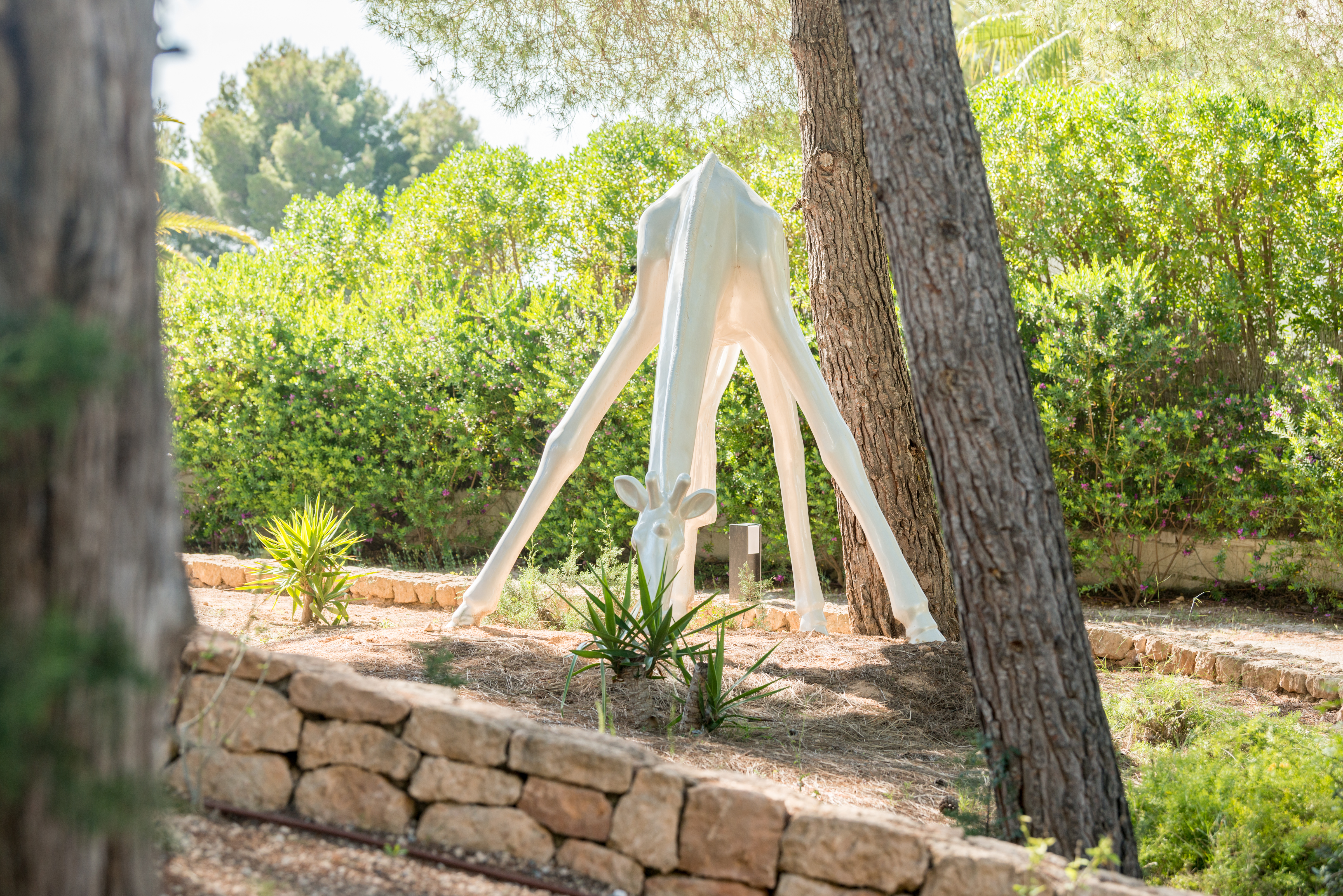 Escultura de jirafa en el jardín